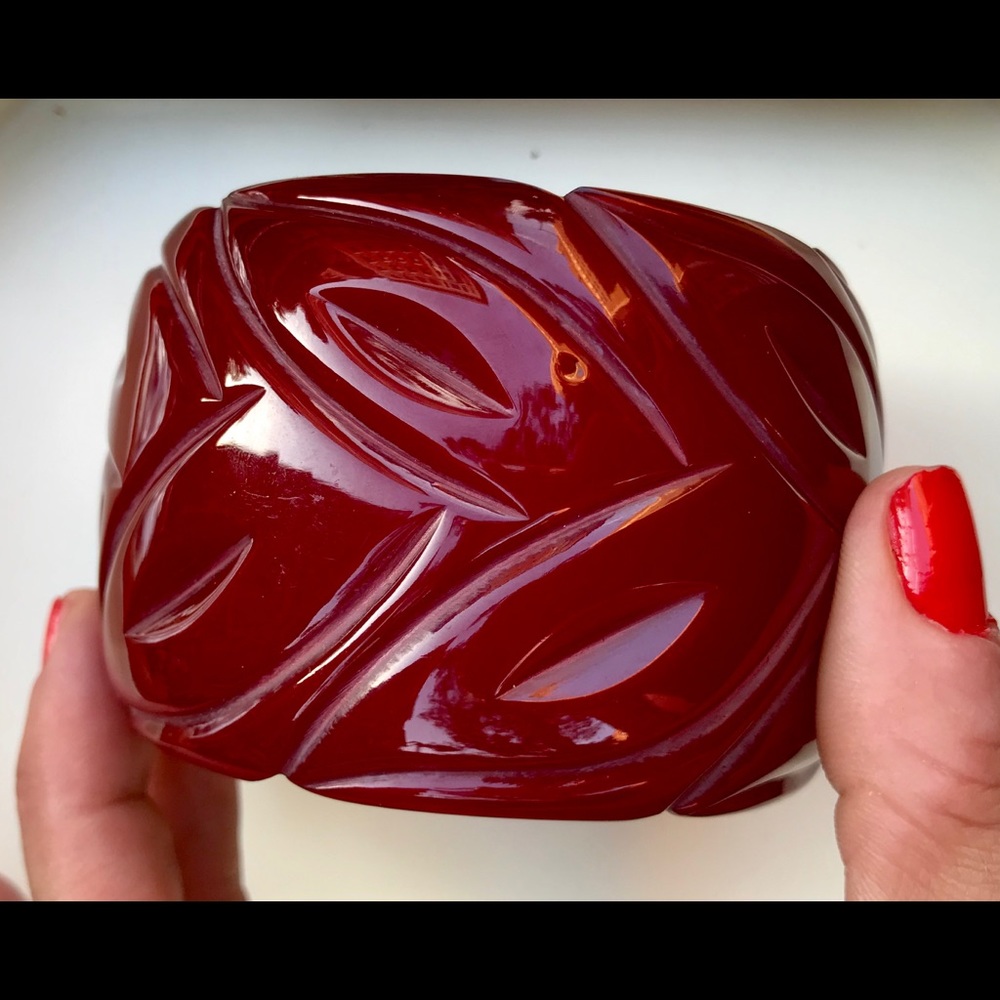Red plastic resin leaf carved bangle. NWOT. - Picture 2 of 5